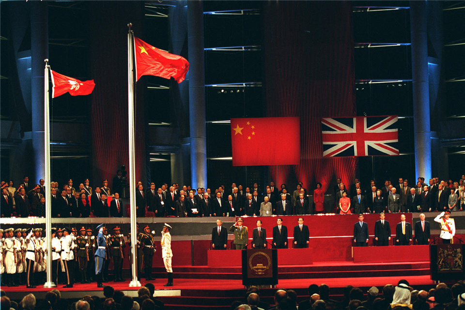 中华人民共和国恢复对香港行使主权，香港特别行政区正式成立