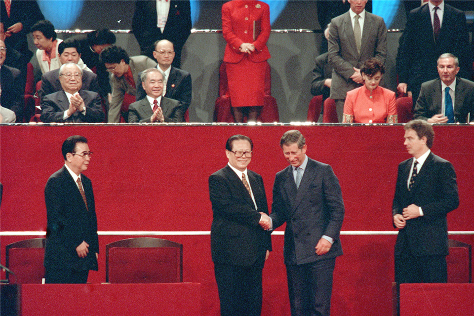 中英香港政权交接仪式结束后，江泽民、李鹏等中国领导人和英国查尔斯王子等握手告别