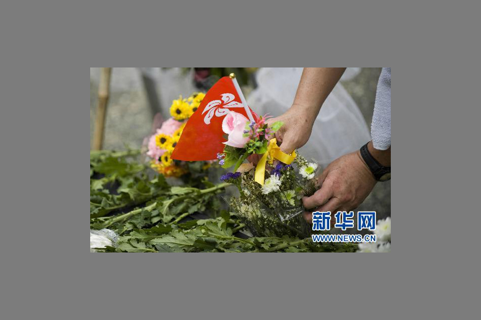 香港市民在遮打花园献花哀悼遇难同胞