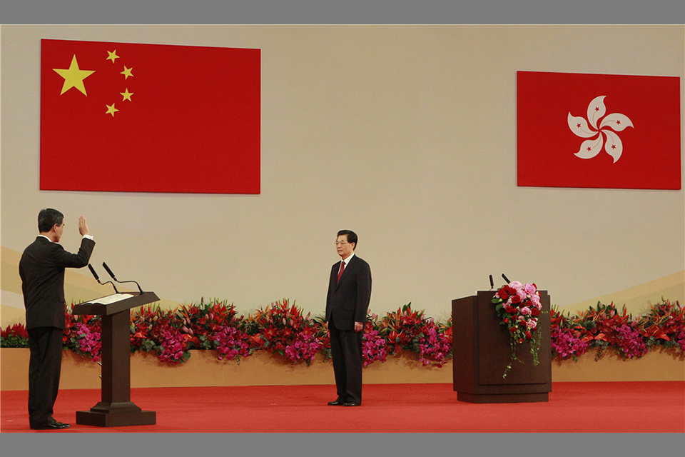国家主席胡锦涛监誓，梁振英宣誓就职。