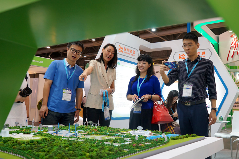 香港亚洲国际博览馆工作人员在介绍零排放环保产业园模型