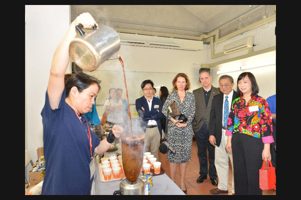 典礼嘉宾参观港式奶茶制作示范