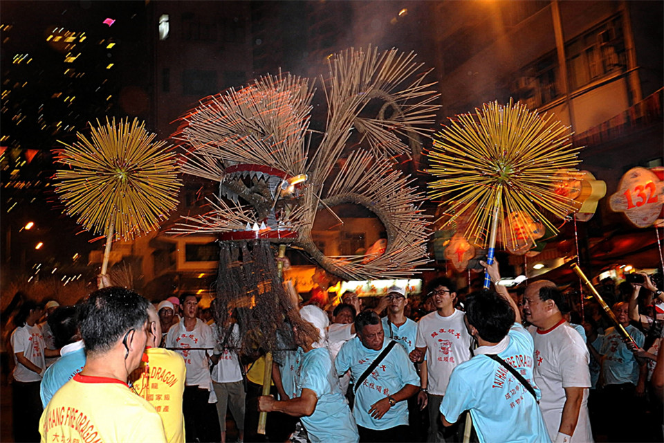 香港大坑居民用舞“火龙”的方式庆祝中秋节