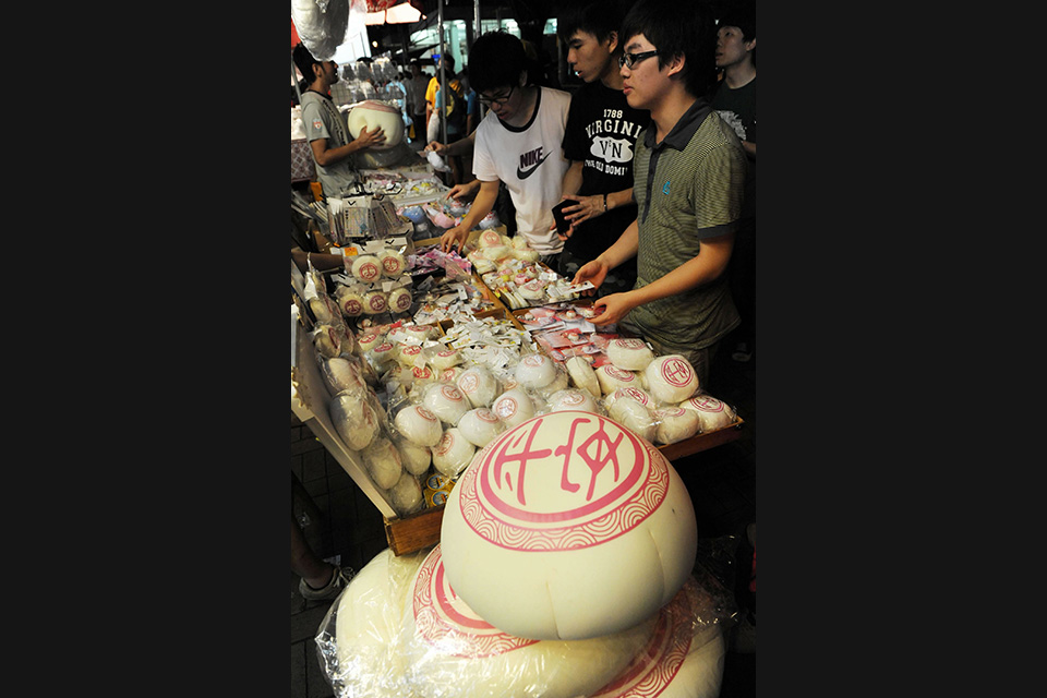 一年一度的“太平清醮”在香港长洲岛举行，市民和游客在购买“平安包”