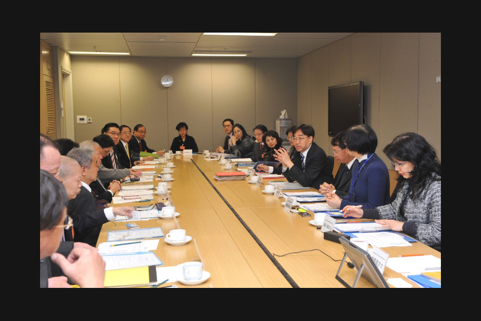 中医中药发展委员会于举行了第一次会议，会议由委员会主席香港食物及卫生局局长高永文（右四）主持
