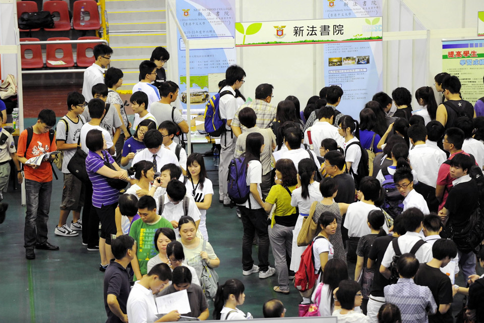 香港旧学制下的最后一届等待中学会考放榜的学生和家长