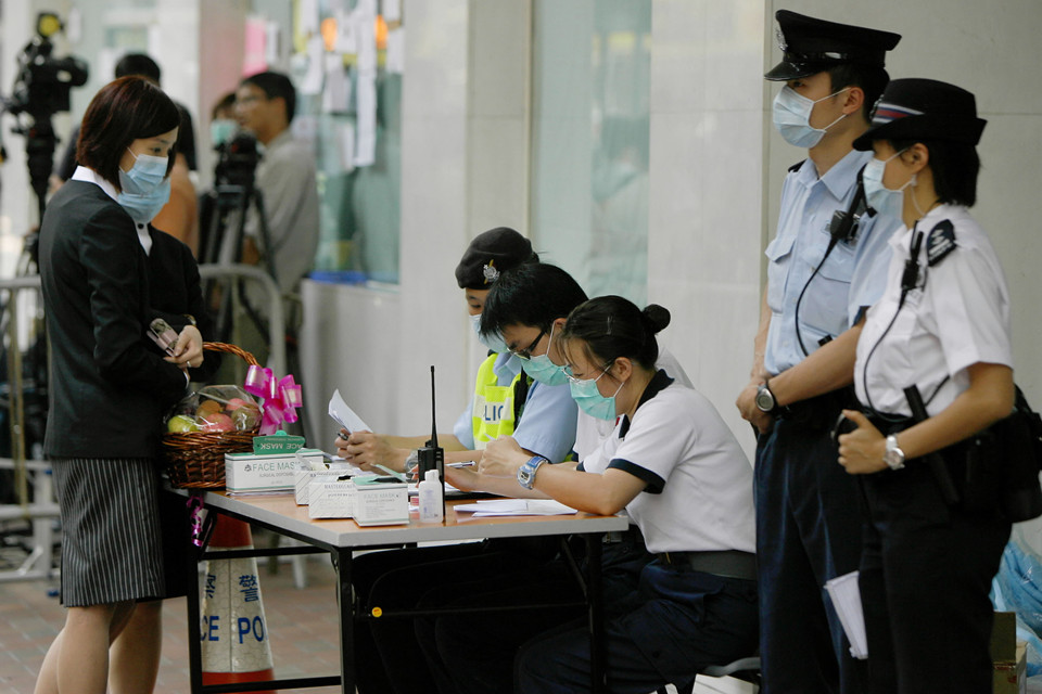 2009年5月4日，香港维景酒店外来人员在酒店外接受登记