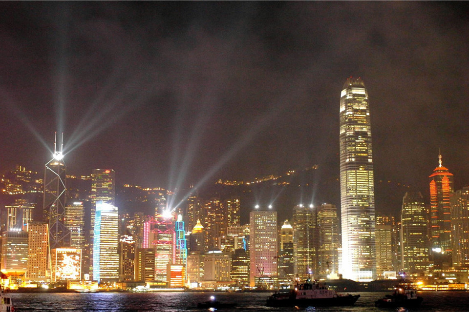 2005年12月23日晚，香港维港两岸共演“幻彩咏香江”，灯光照亮了香港夜空