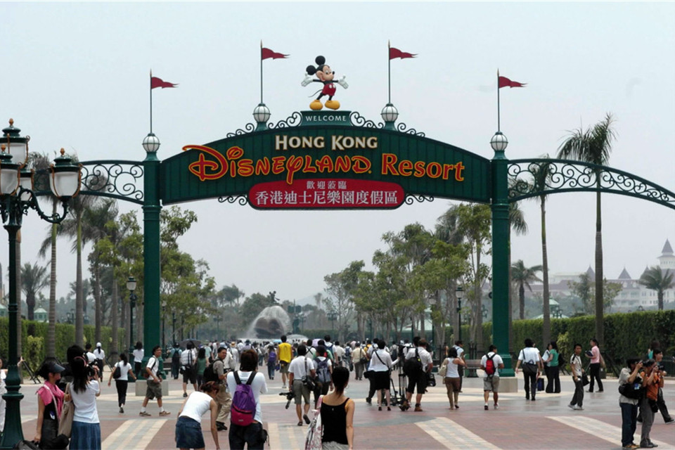 香港迪士尼乐园对媒体开放，媒体观众步入香港迪士尼乐园