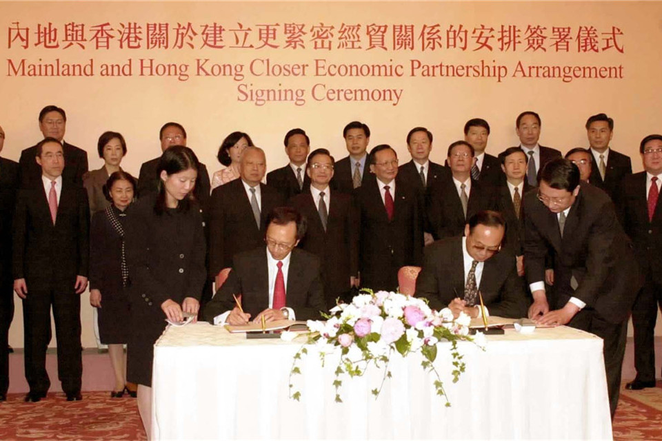 温家宝总理与香港社会各界人士出席签署仪式
