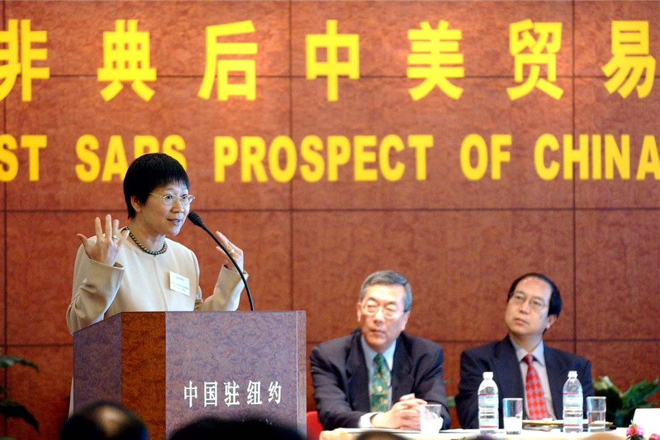 2003年6月25日，在中国驻美国纽约总领事馆举行的“非典后中美贸易展望会”上，中国香港特区驻纽约经贸办事处处长胡宝珠（左）发表演讲。