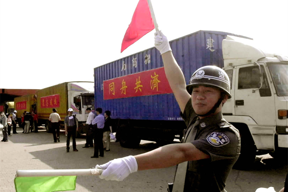 2003年5月8日，中央政府支援香港抗击“非典”第一批医用物品在深圳交接