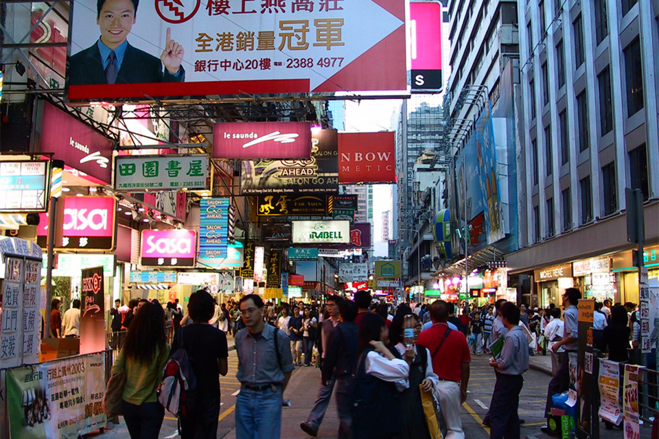 香港旺角熙熙攘攘的购物人流