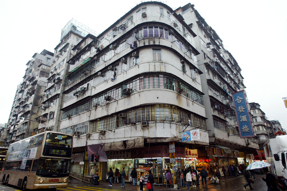 香港九龙深水埗荔枝角道和桂林街交汇处街景，此处17幢超过50年的旧楼在2005年内拆除重建。