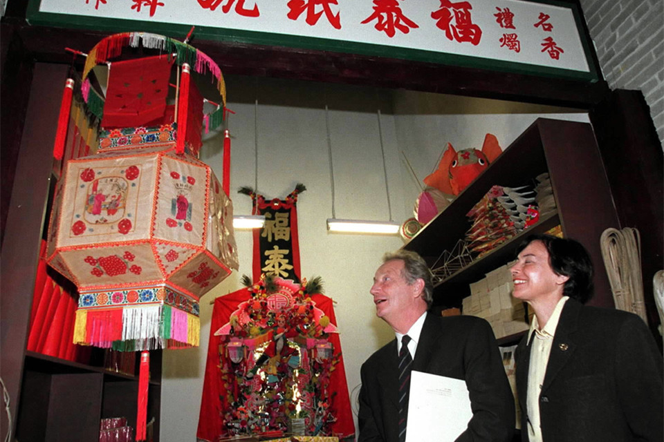 两位德国游客在香港文化博物馆中观赏反映“新界”旧时乡村店铺风貌的展览