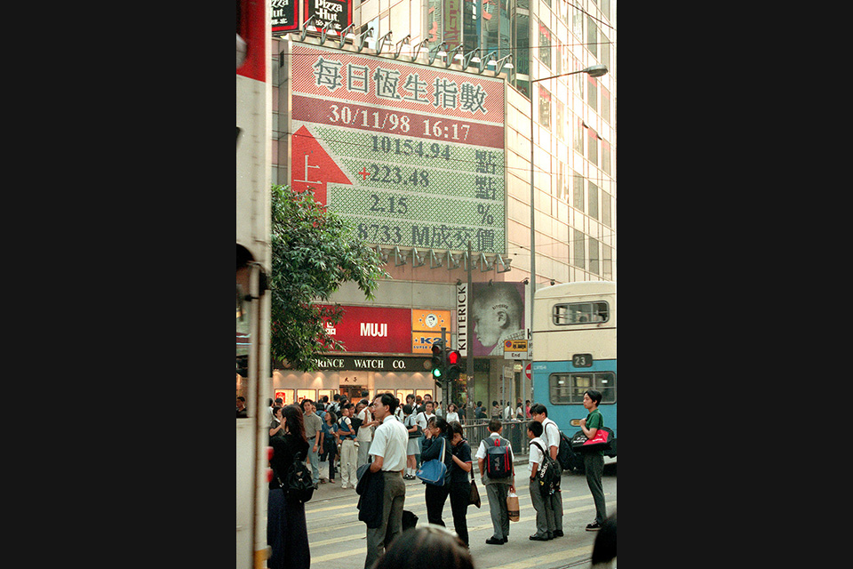 1998年10月30日，香港恒生指数重攀万点大关。这是铜锣湾闹市区的大型广告牌显示的恒生指数