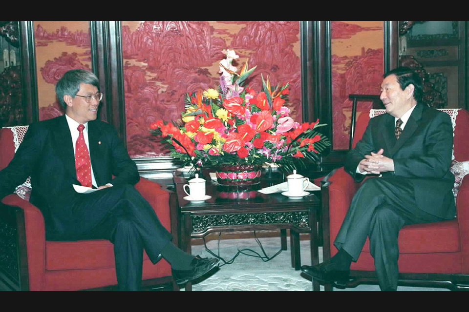 国务院总理朱镕基会见由香港金融管理局总裁任志刚率领的香港银行公会代表团