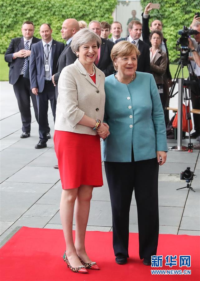 在德国首都柏林，德国总理默克尔（前右）与英国首相特蕾莎·梅（前左）合影。