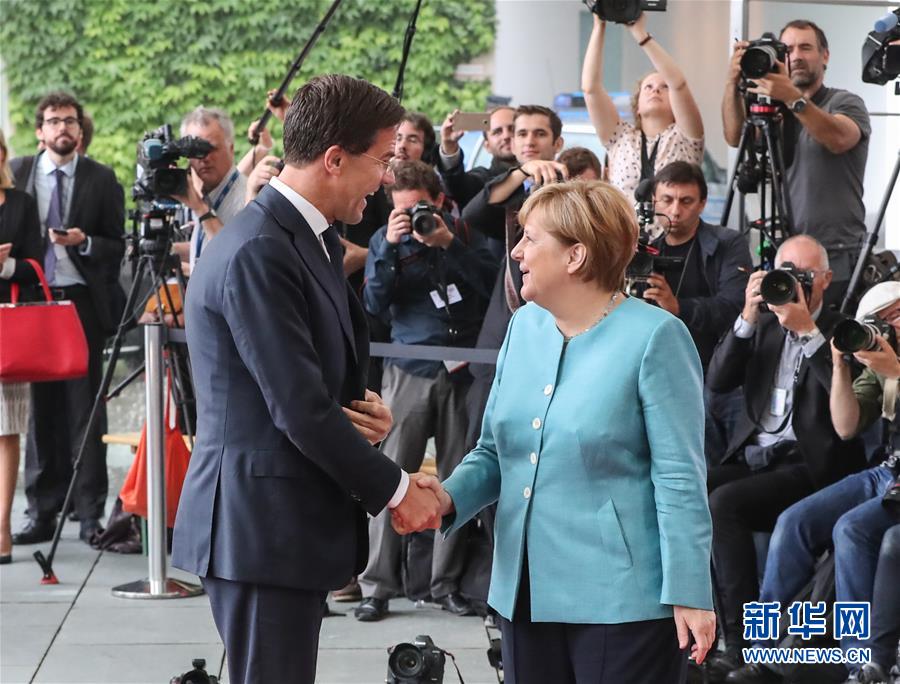 在德国首都柏林，德国总理默克尔（前右）迎接荷兰首相吕特（前左）。