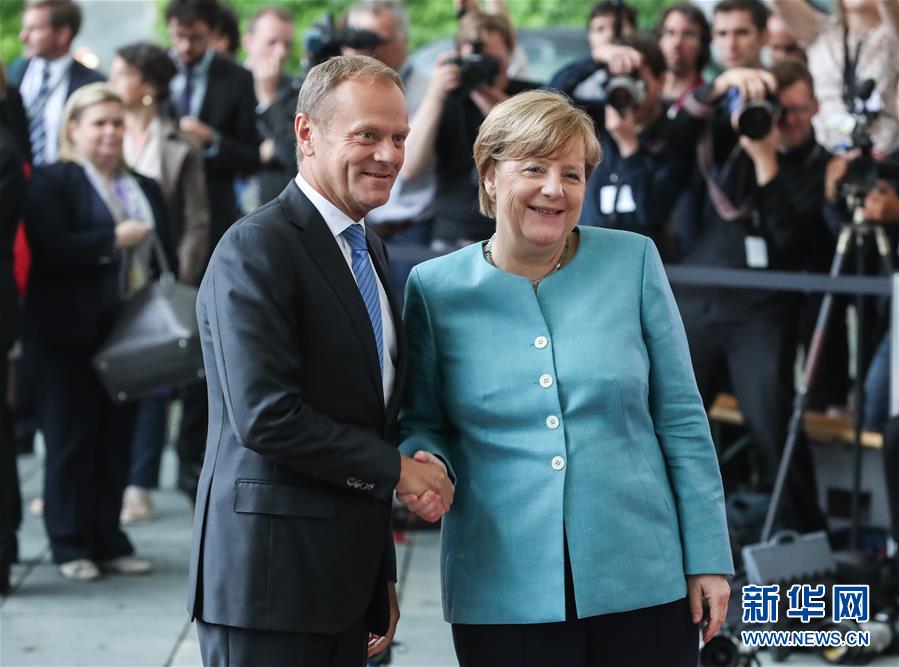 在德国首都柏林，德国总理默克尔（前右）与欧洲理事会主席图斯克（前左）合影。
