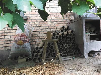 杨风申制作烟花的火药原料已被公安部门没收，剩下做梨花瓶的纸筒堆在院子墙角。