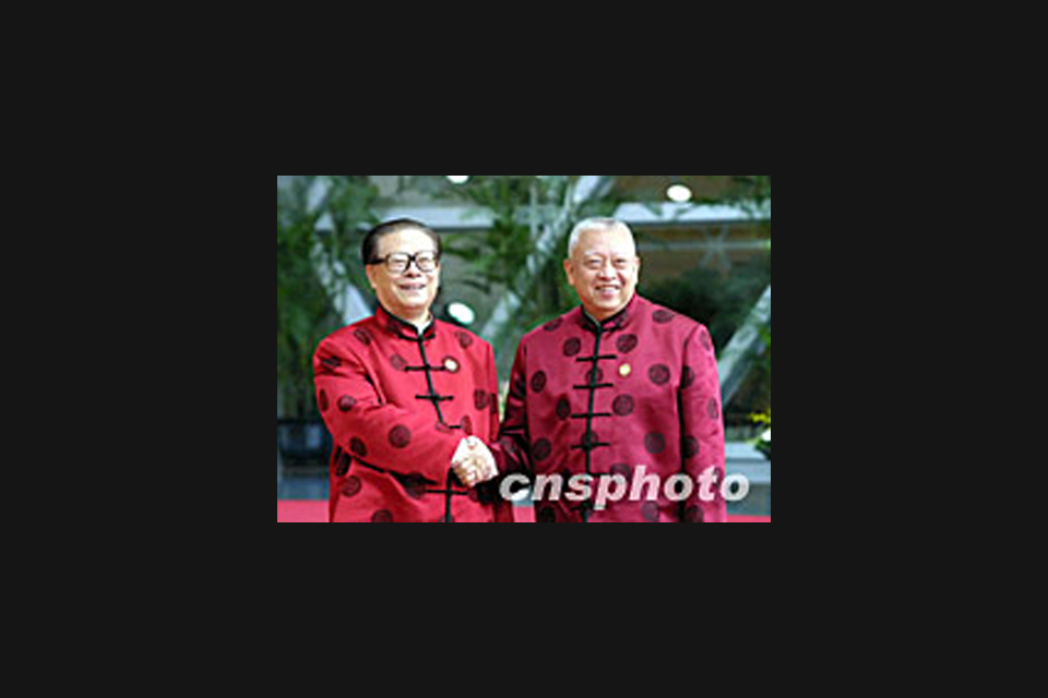 江泽民与董建华在上海亚太经合组织领导人非正式会议上