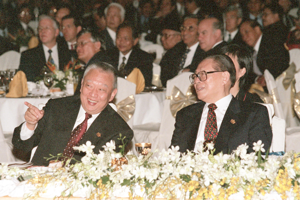 江泽民和董建华在亚太经合组织第六次领导人非正式会议上