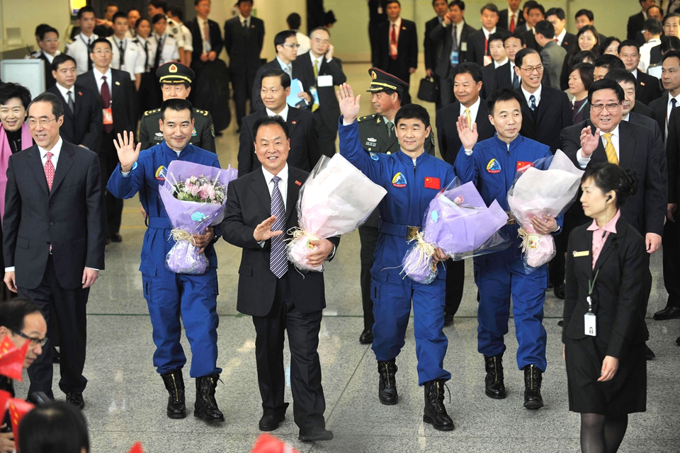 媒体报道神舟九号航天员刘洋、景海鹏、刘旺访港情况