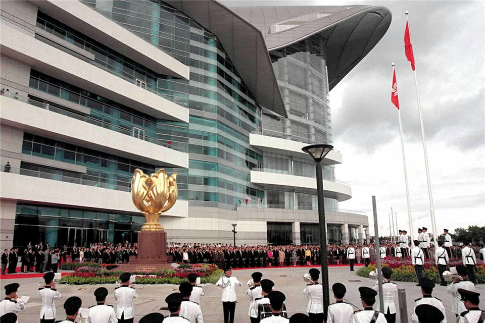 香港特区政府在香港会议展览中心新翼广场举行隆重的升旗仪式