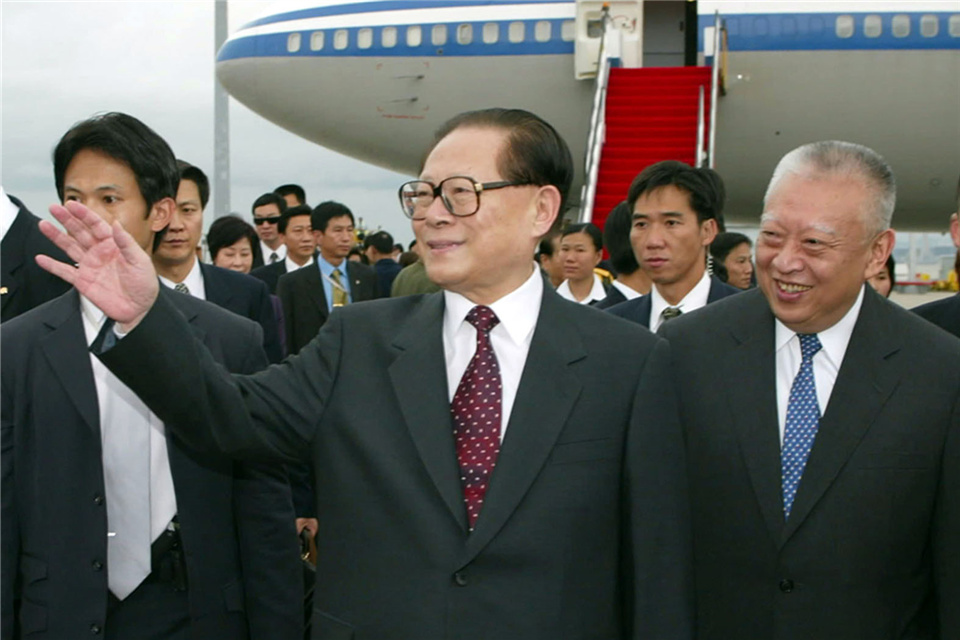 香港特区行政长官董建华等到机场迎接江泽民一行