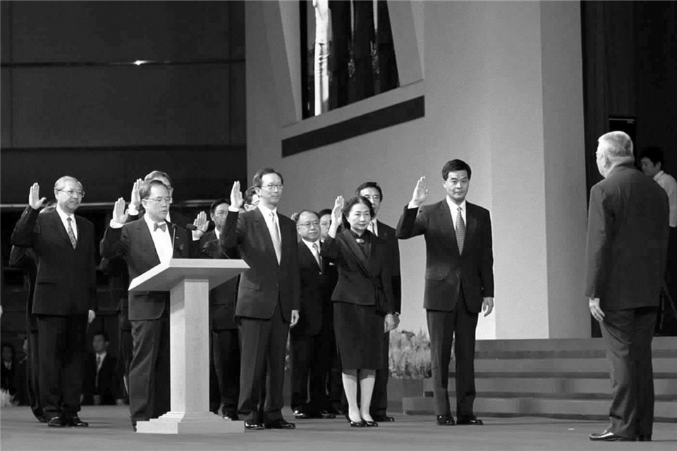香港特别行政区第二届政府主要官员宣誓就职，董建华监誓。