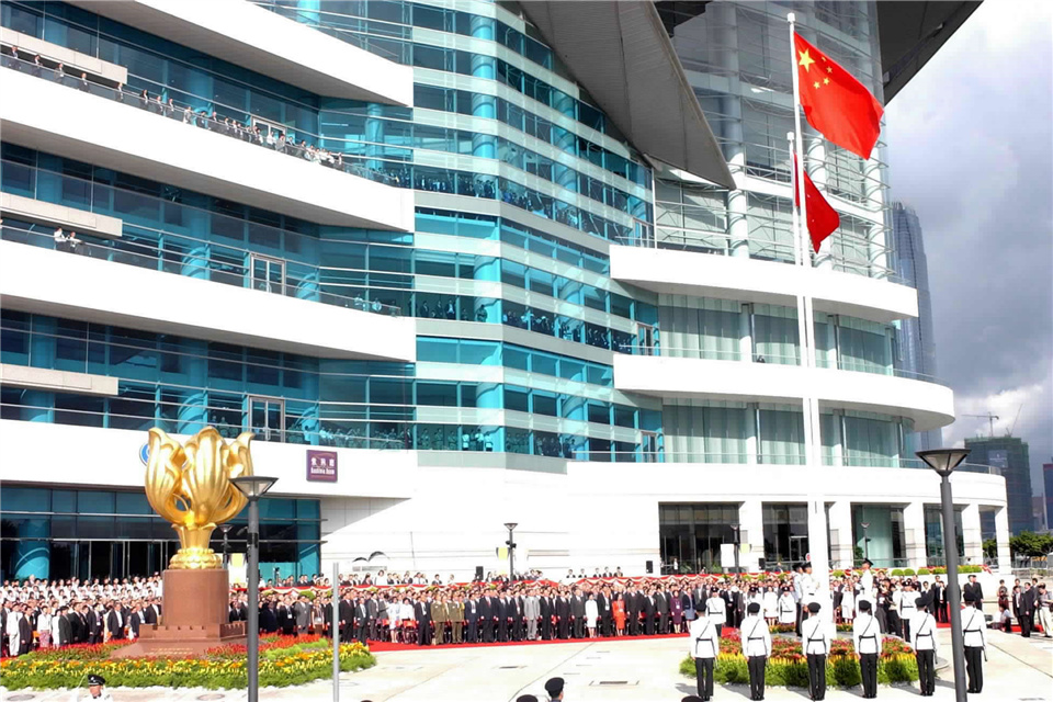 香港特区政府在金紫荆广场举行隆重的升旗仪式，庆祝香港回归祖国六周年