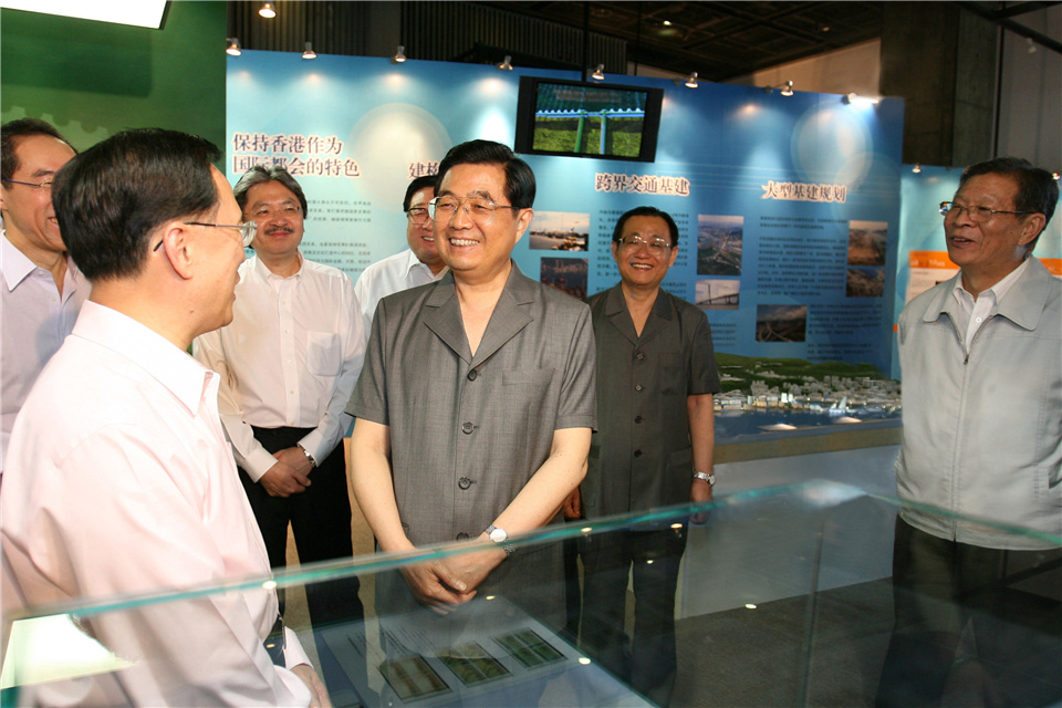 胡锦涛参观香港特别行政区成立10周年成就展
