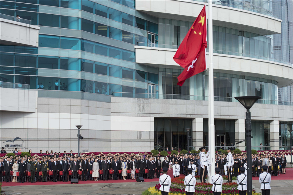 香港特区政府在湾仔金紫荆广场举行隆重升旗仪式，庆祝香港回归祖国19周年