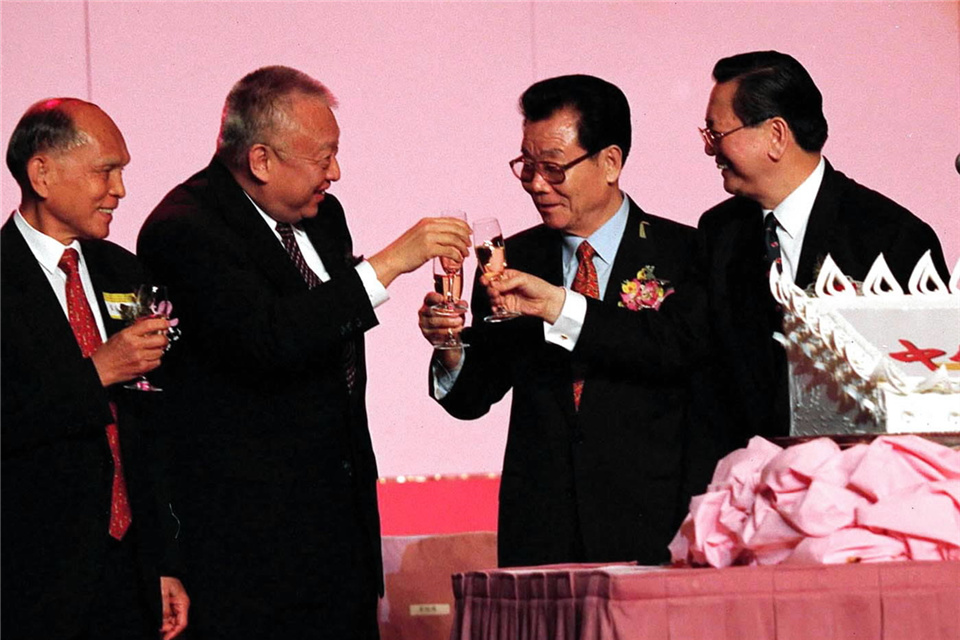 李瑞环和香港特区行政长官董建华（左二）、香港中华总商会会长陈有庆（右一）、全国政协副主席霍英东（左一）等在庆祝酒会上