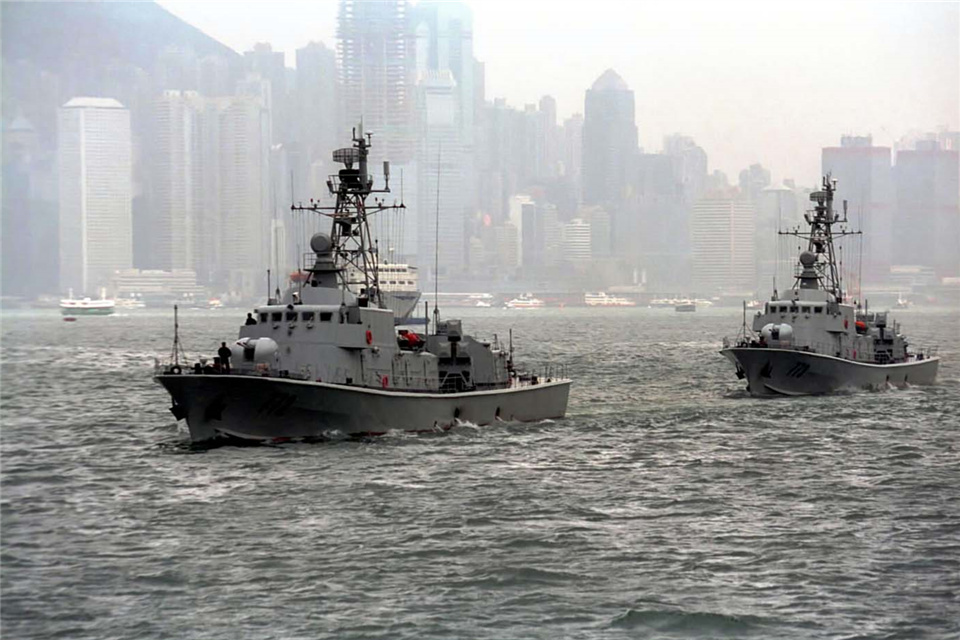 演习中的驻香港部队舰艇编队行驶在维多利亚港