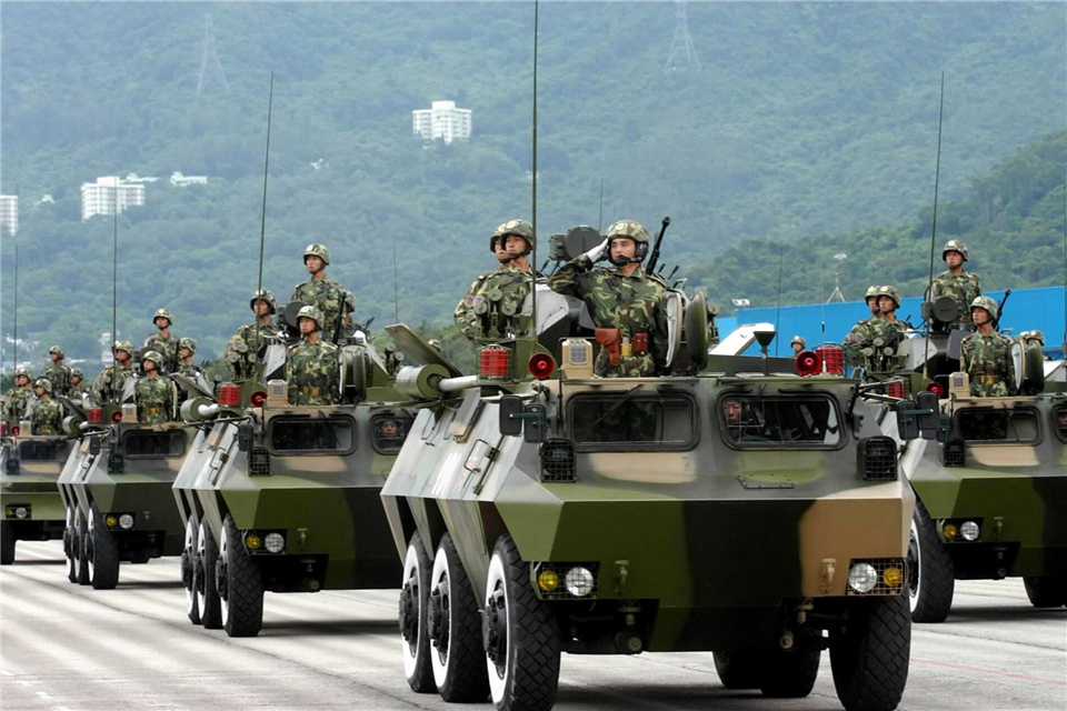 驻港部队装甲车方队在阅兵仪式上