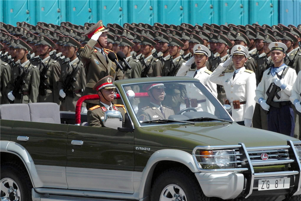 驻港部队司令员王继堂（车中站立者）检阅驻军受阅部队