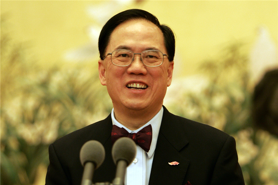 香港特区行政长官曾荫权在北京人民大会堂举行记者招待会