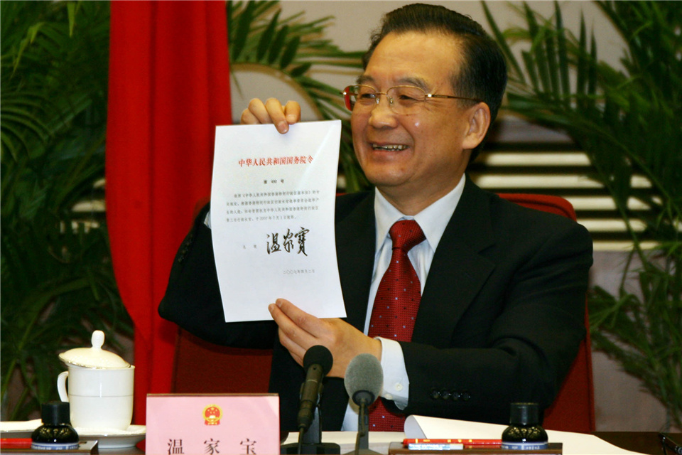 温家宝总理签署国务院第490号令，任命曾荫权为中华人民共和国香港特别行政区第三任行政长官
