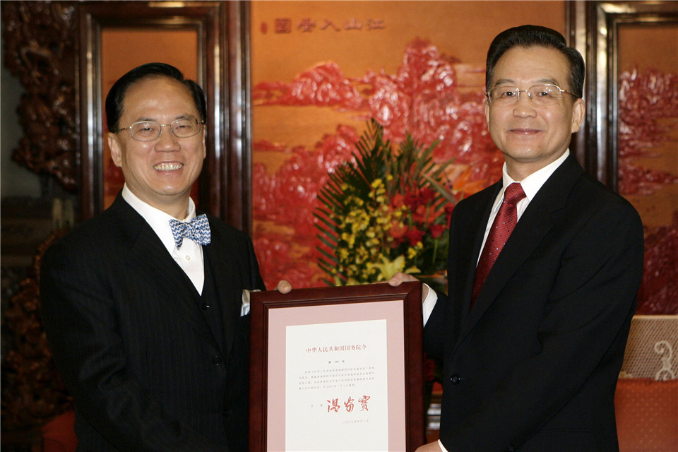 国务院总理温家宝向曾荫权颁发任命其为香港特别行政区第三任行政长官的国务院令