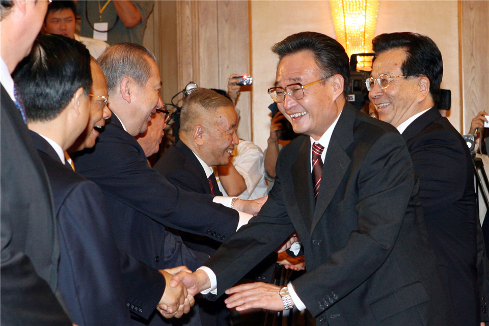 座谈会开始前，吴邦国、曾庆红与出席座谈会的嘉宾亲切握手