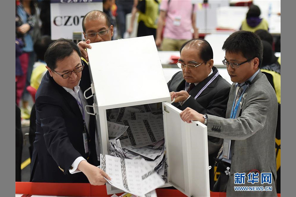 香港选举管理委员会工作人员在亚洲国际博览馆设置的中央点票站打开票箱