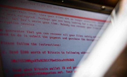 荷蘭的海爾德羅普一台電腦上顯示駭客勒索贖金的資訊。