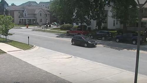图二：录像显示，章莹颖在上了该黑色土星轿车后，车开走，人从此失联。