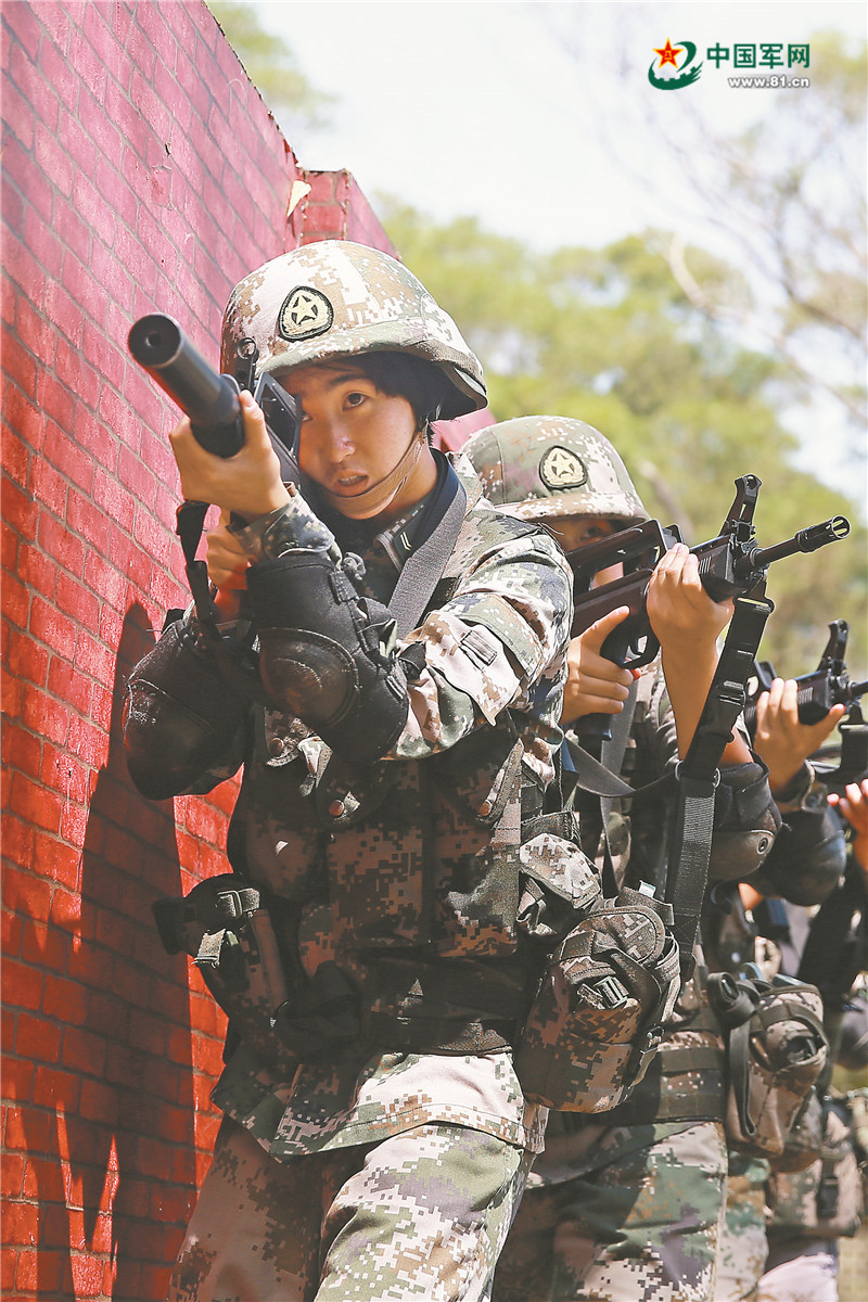 駐香港部隊某部女特戰隊員軍事素質過硬,巾幗不讓鬚眉.