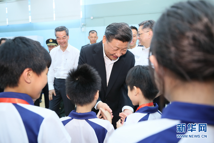 这是习近平同少年警讯成员亲切交谈。