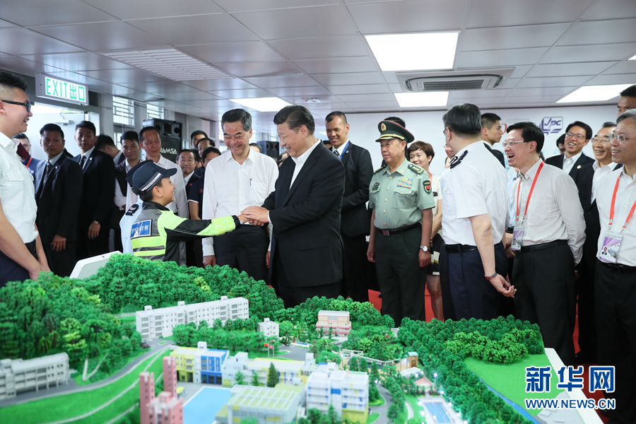 这是习近平同少年警讯成员亲切交谈。