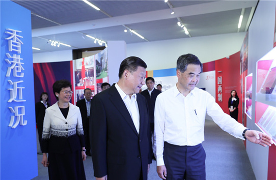 习近平参观香港回归祖国20周年成就展