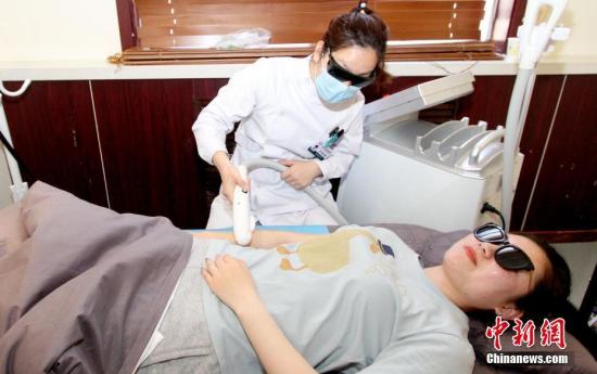 资料图：毕业季大学生整形美容升温。 <a target=&apos;_blank&apos; href=&apos;http://www.chinanews.com/&apos;><p align=